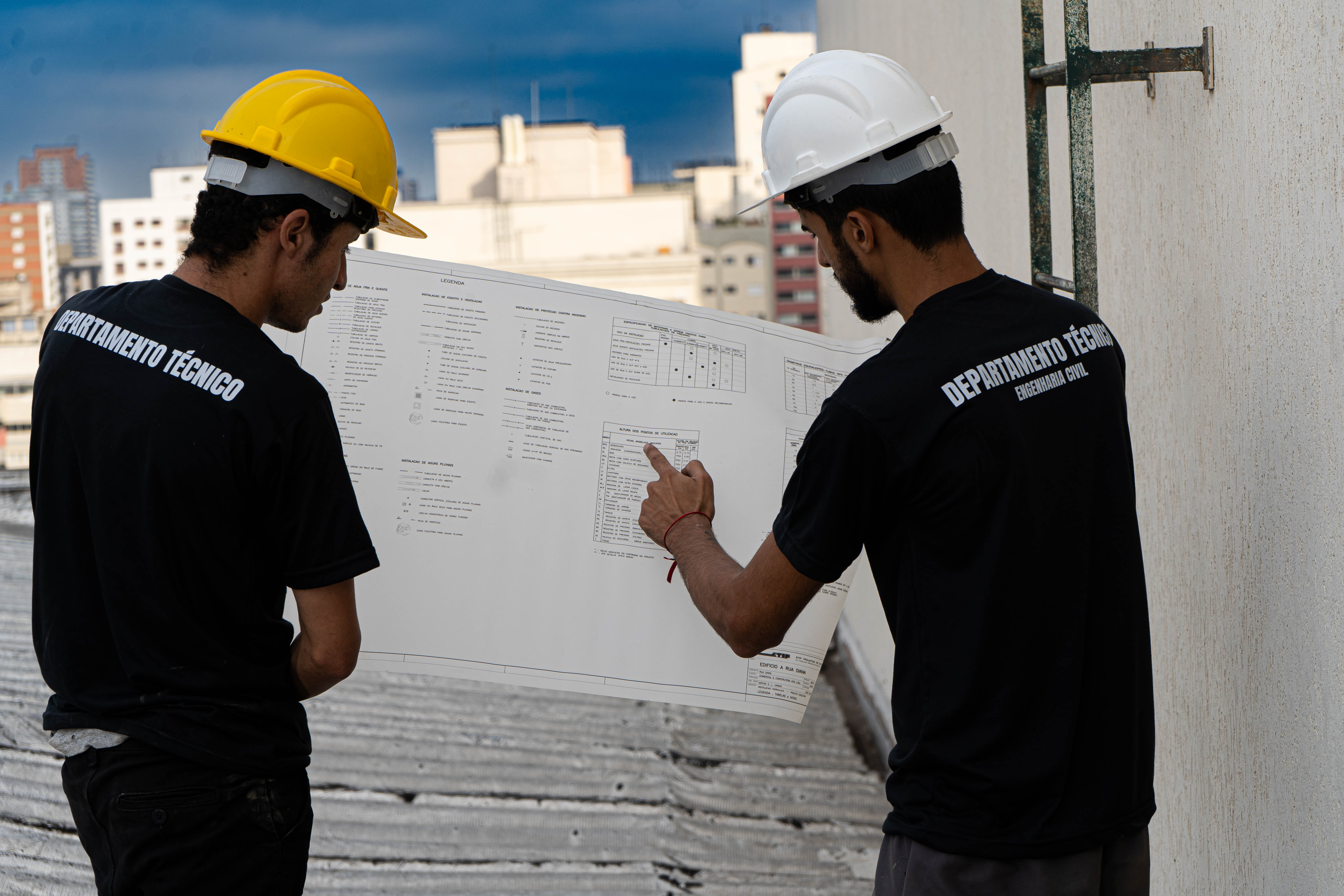 Engenheiro emitindo laudo técnico para edificação