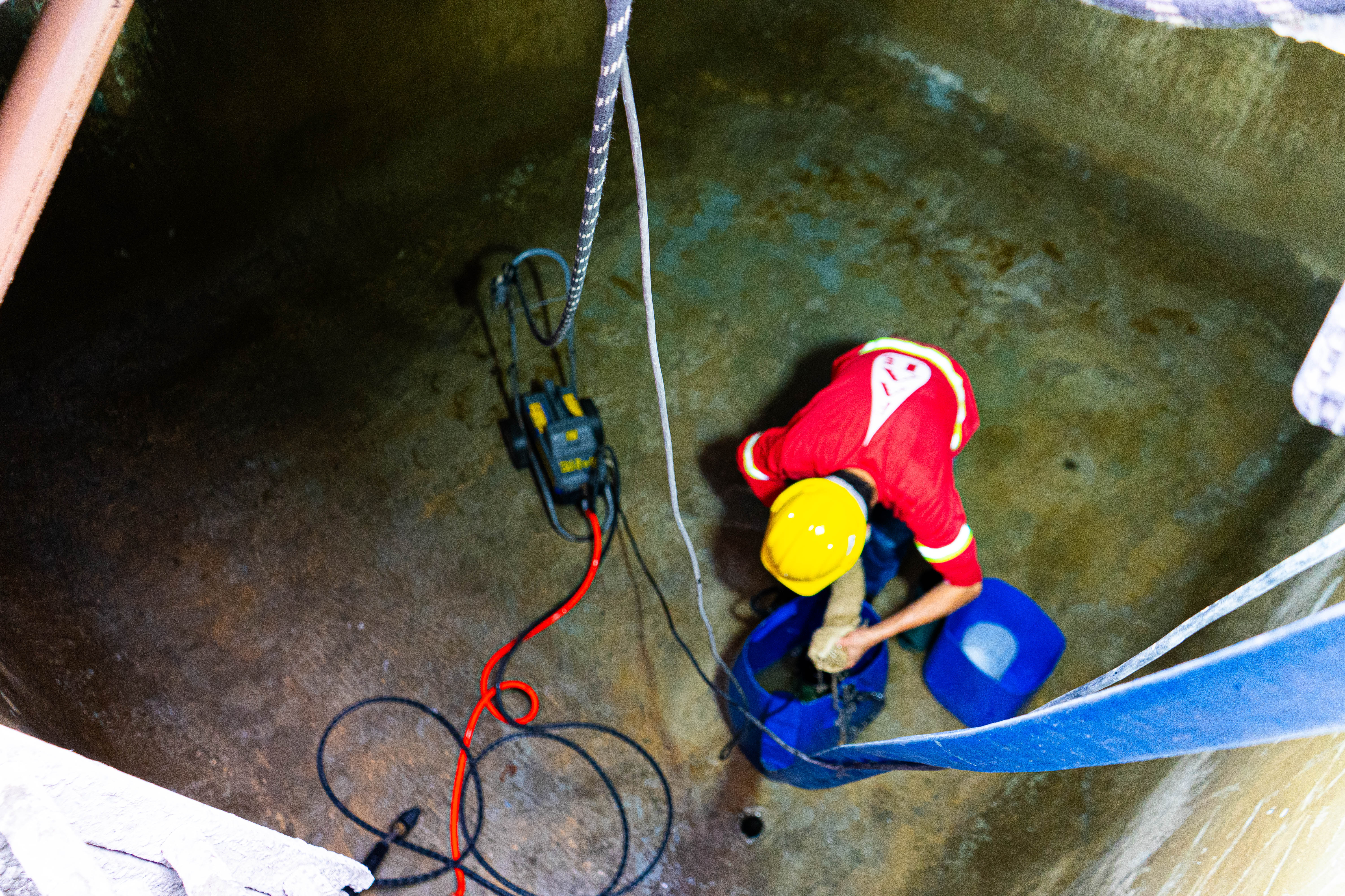 Limpeza profissional de reservatório de grande porte pela equipe FAAB